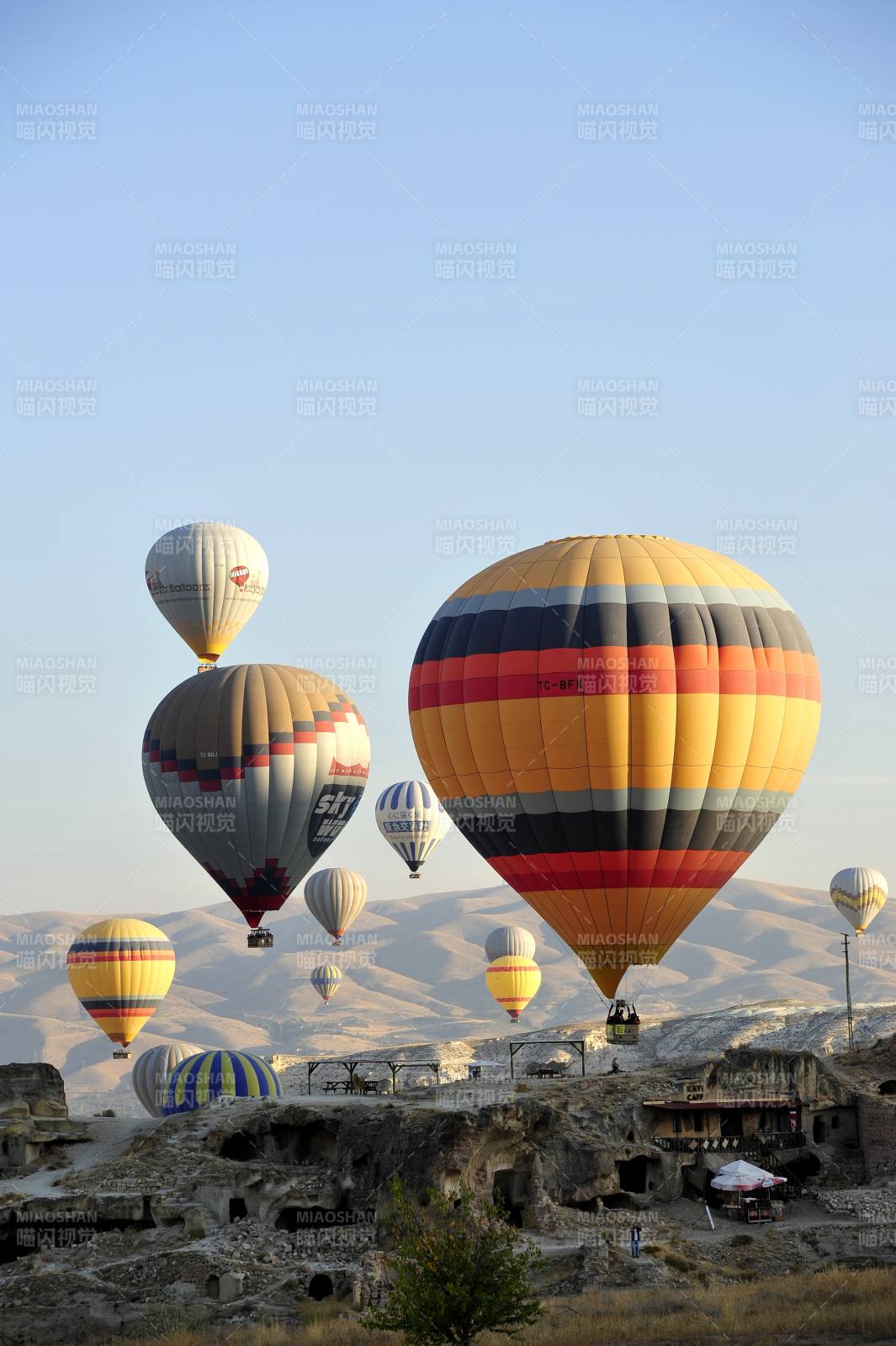 土耳其热气球升空 晨曦美景如画图片