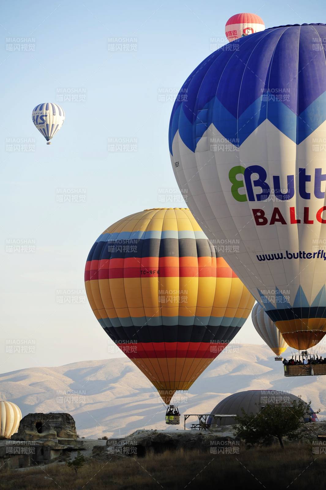 土耳其 热气球翱翔在蓝天白云间图片