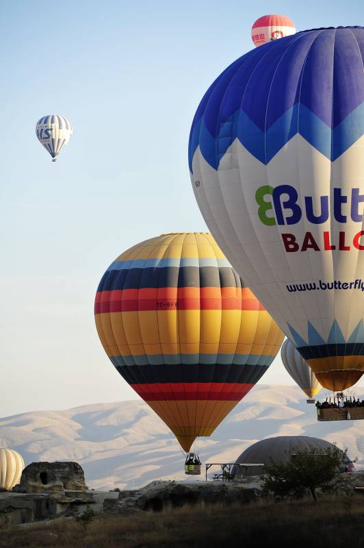 土耳其 热气球翱翔在蓝天白云间图片