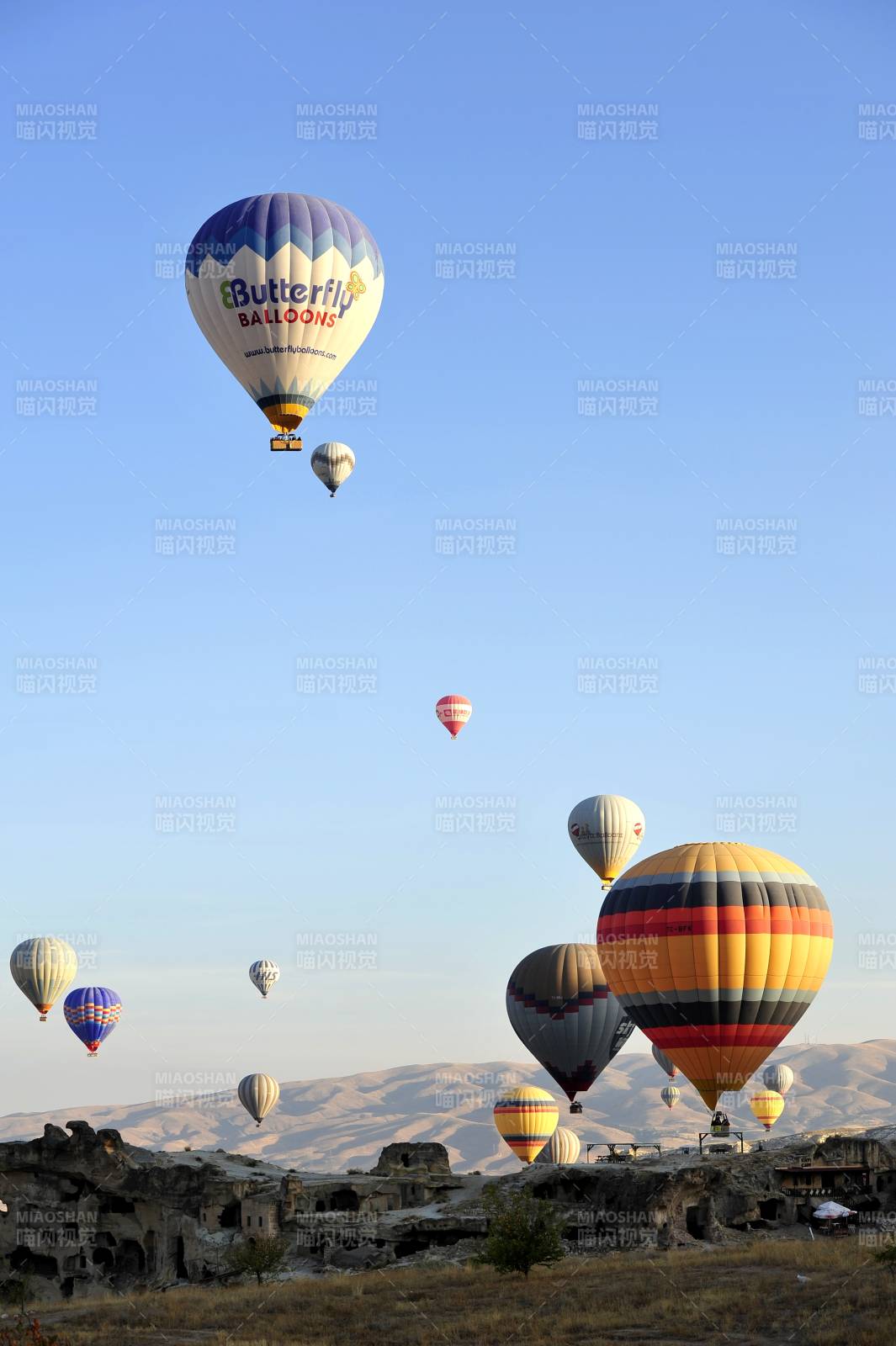 土耳其热气球翱翔天空图片