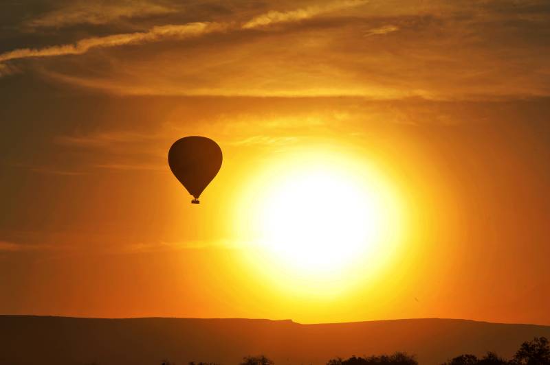 土耳其热气球日落剪影图片