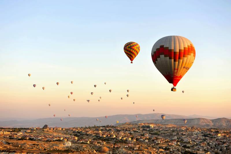 土耳其热气球飘过古城上空图片