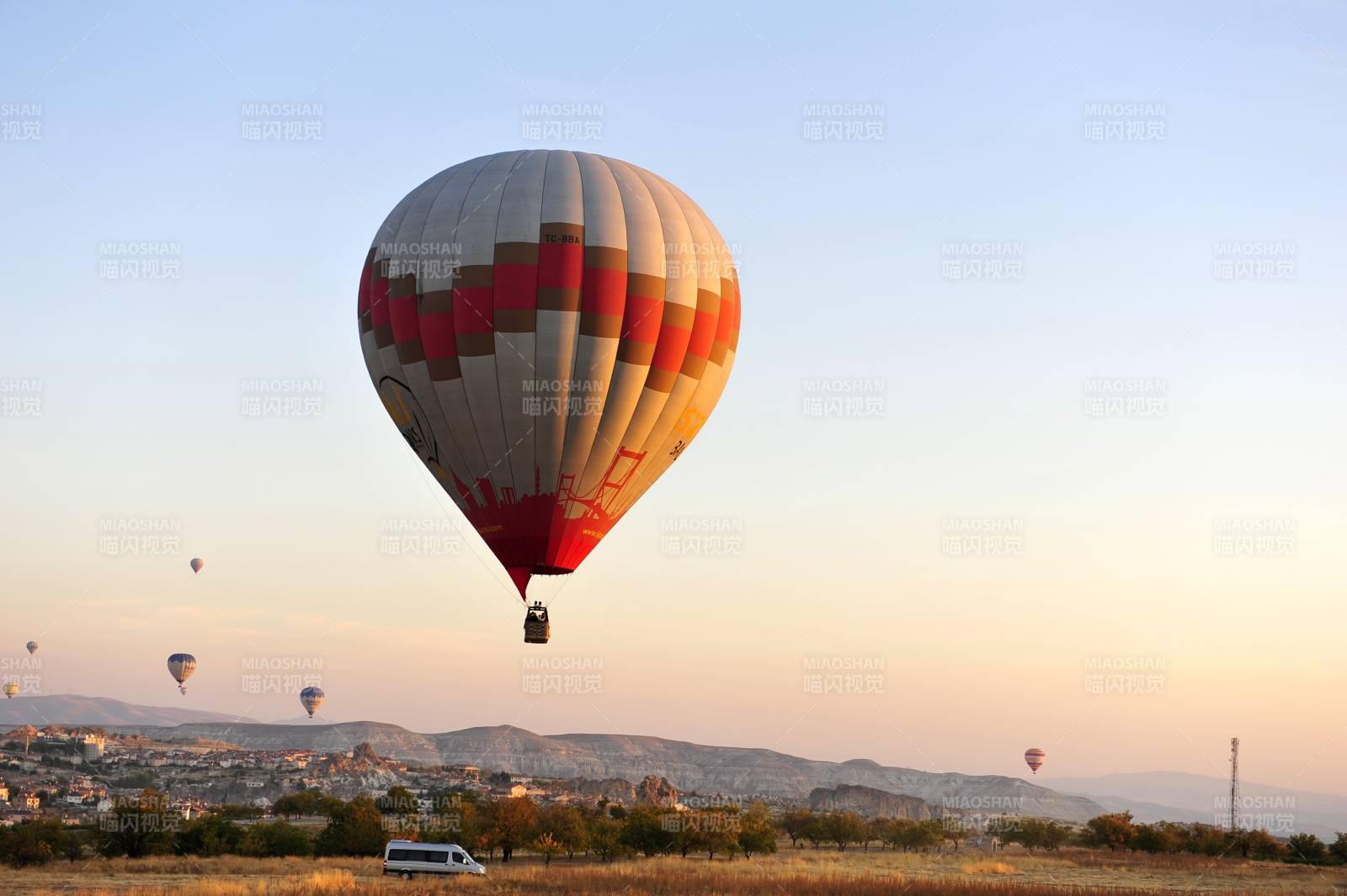 土耳其热气球升空 晨曦美景图片