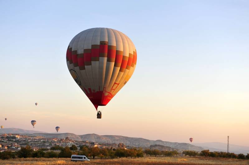 土耳其热气球升空 晨曦美景图片