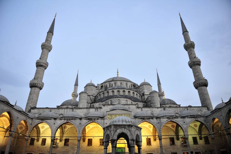 伊斯坦布尔蓝色清真寺夜景图片