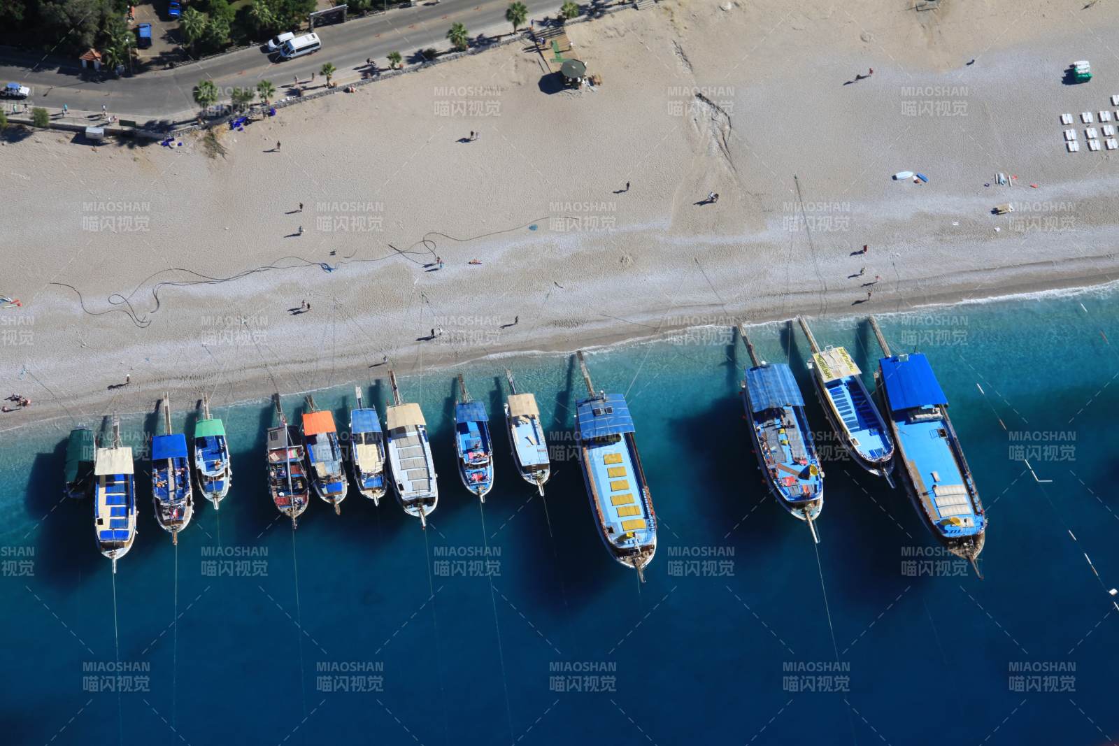 土耳其费特希耶海边停泊的彩色船只图片