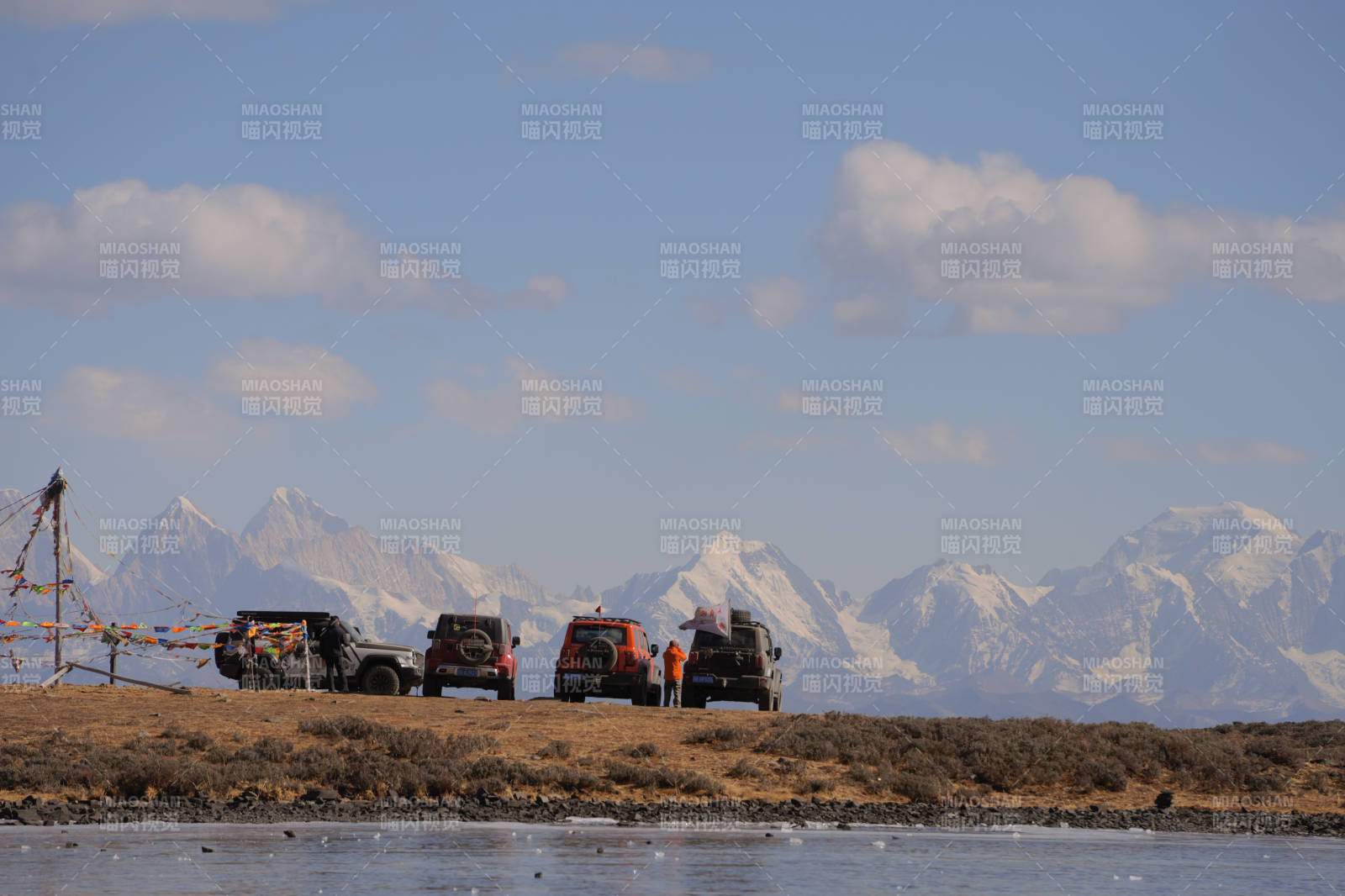 雪山下的车队探险之旅图片