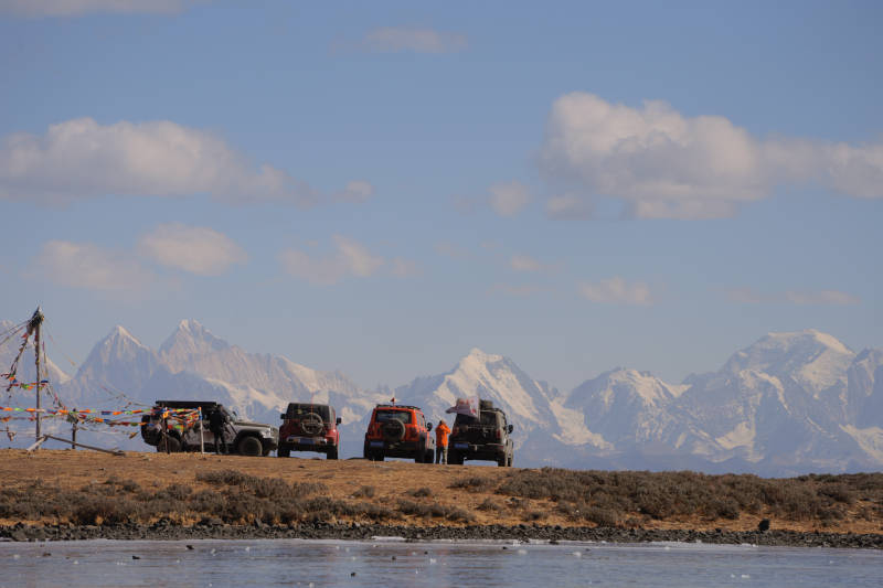 雪山下的车队探险之旅图片