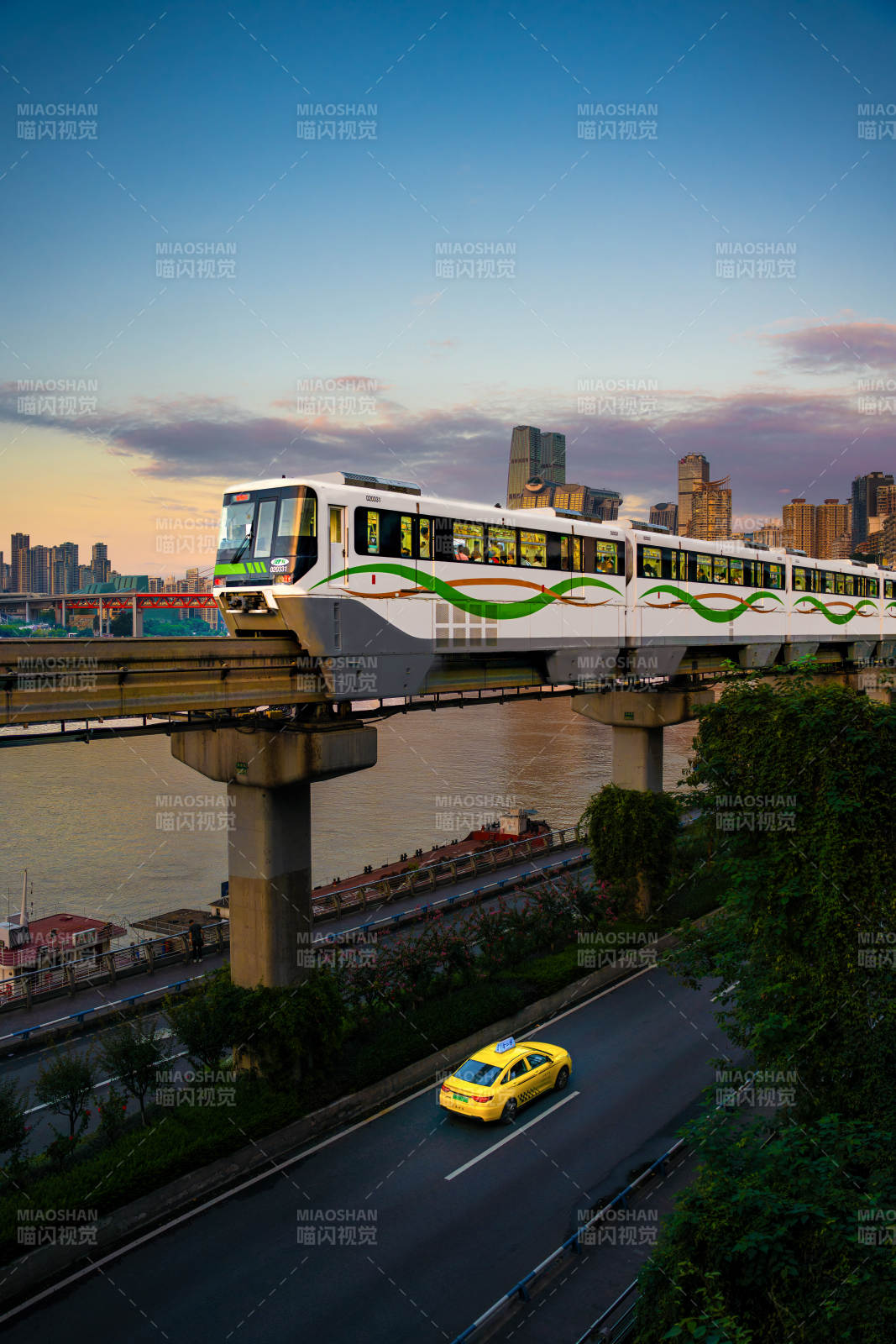 重庆城市轻轨与江景黄昏图片