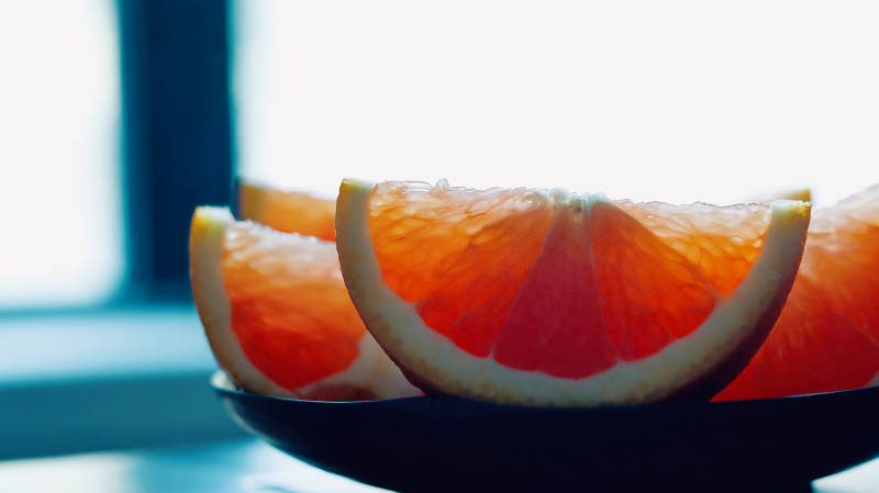 新鲜葡萄柚切片特写图片