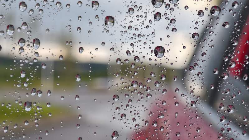 雨滴窗外 模糊景象图片