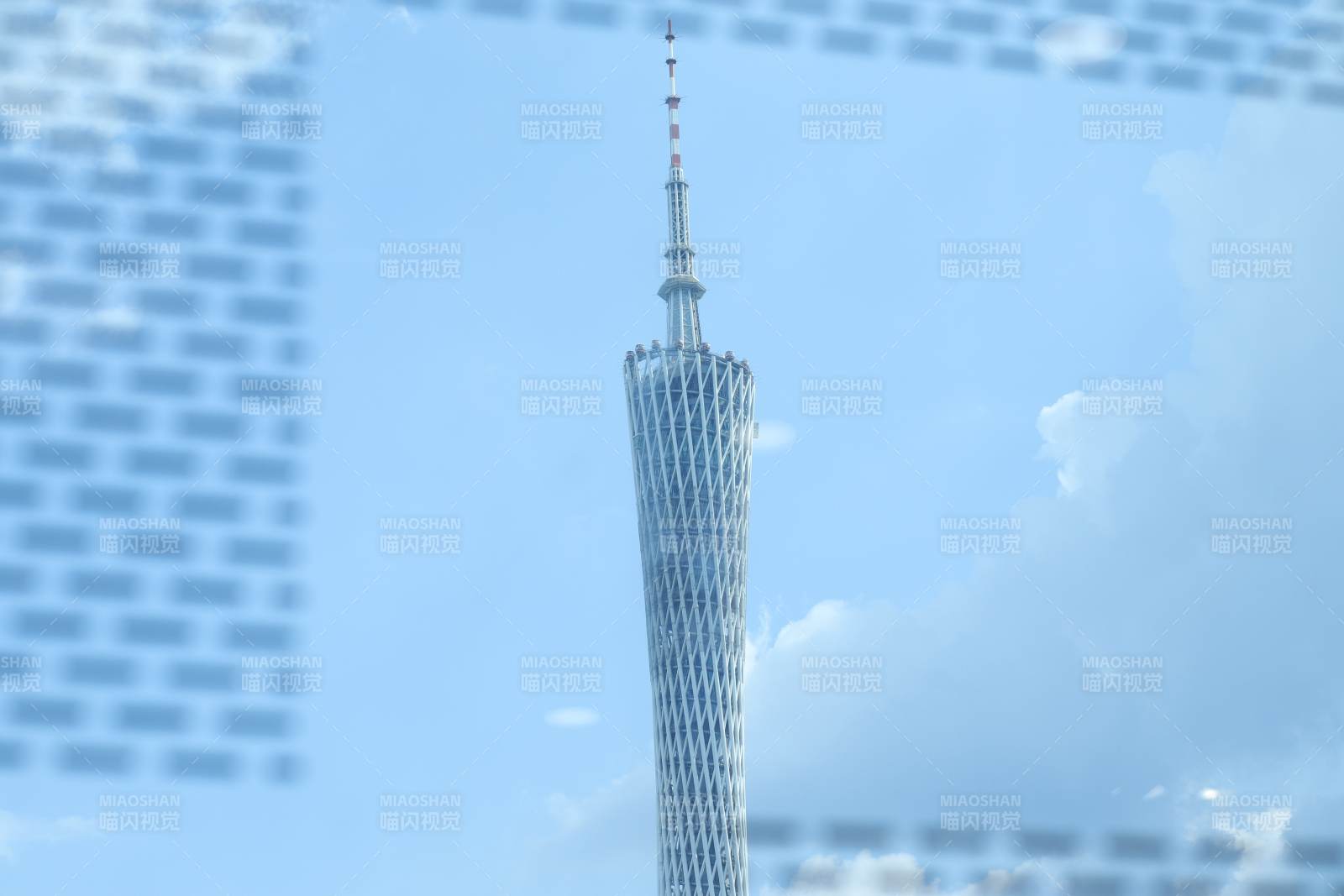 广州塔尖 蓝天白云映衬图片
