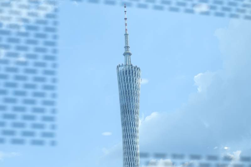 广州塔尖 蓝天白云映衬图片