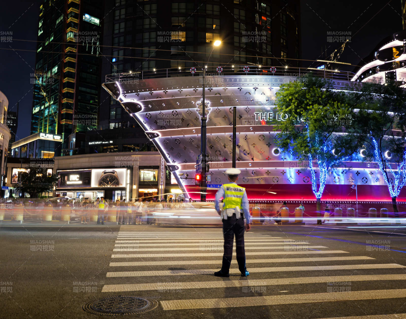 上海夜景中的交通指挥员图片