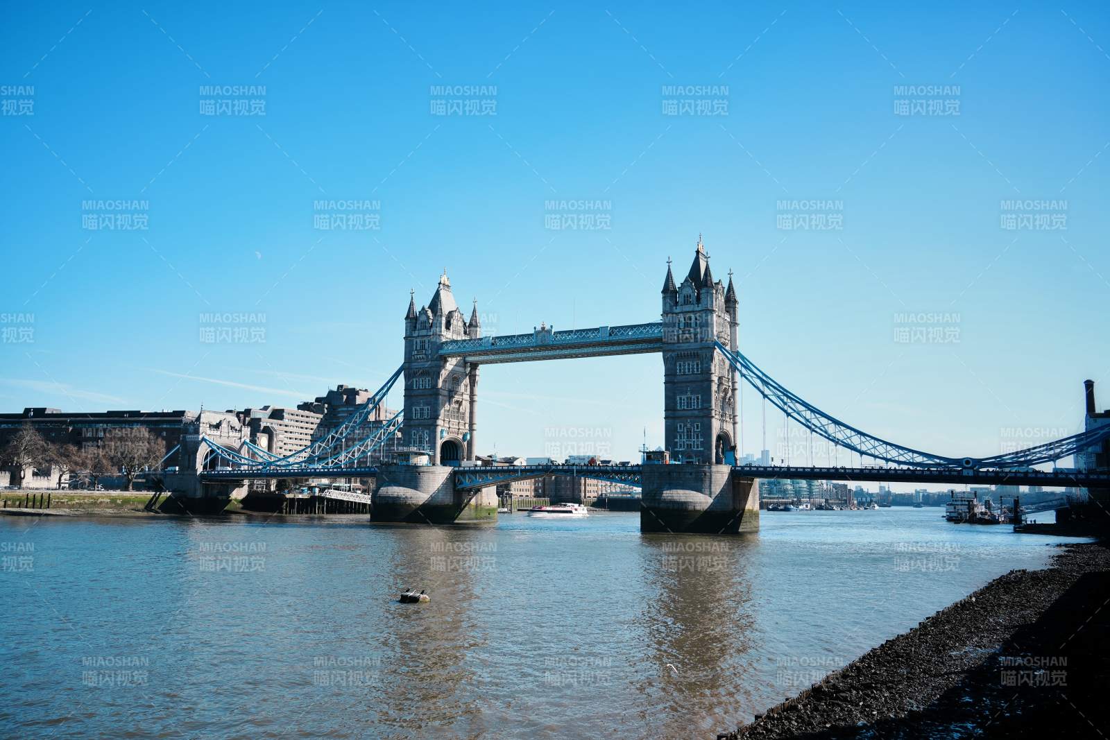 伦敦塔桥晴日风光图片