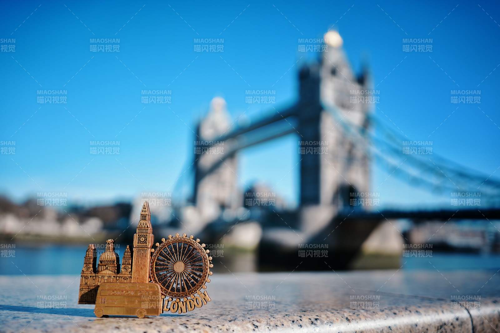 伦敦塔桥与纪念品图片