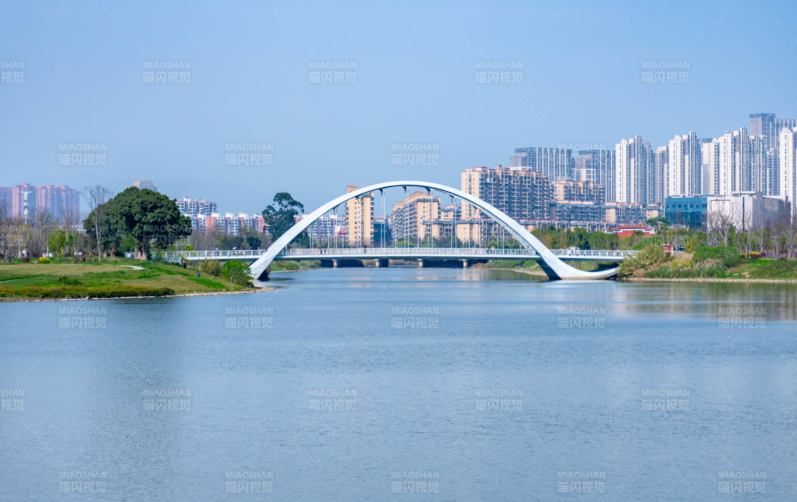 旗山湖湖畔拱桥映城市风光图片
