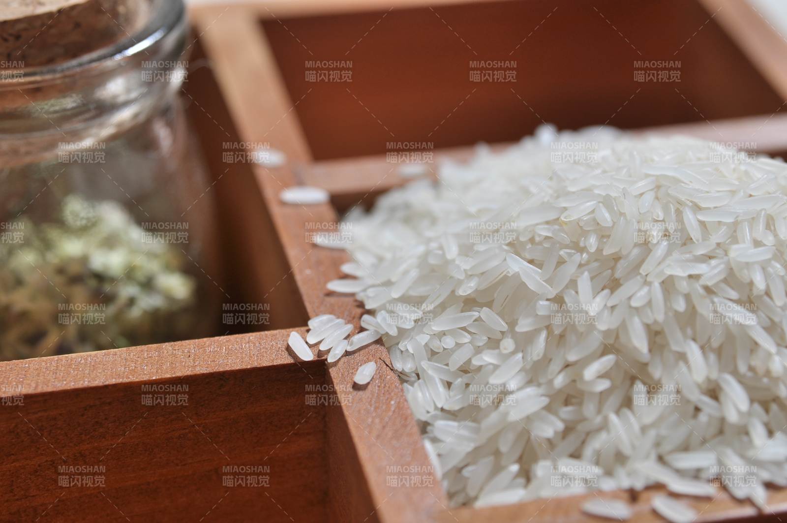 白米与香料的静谧组合图片
