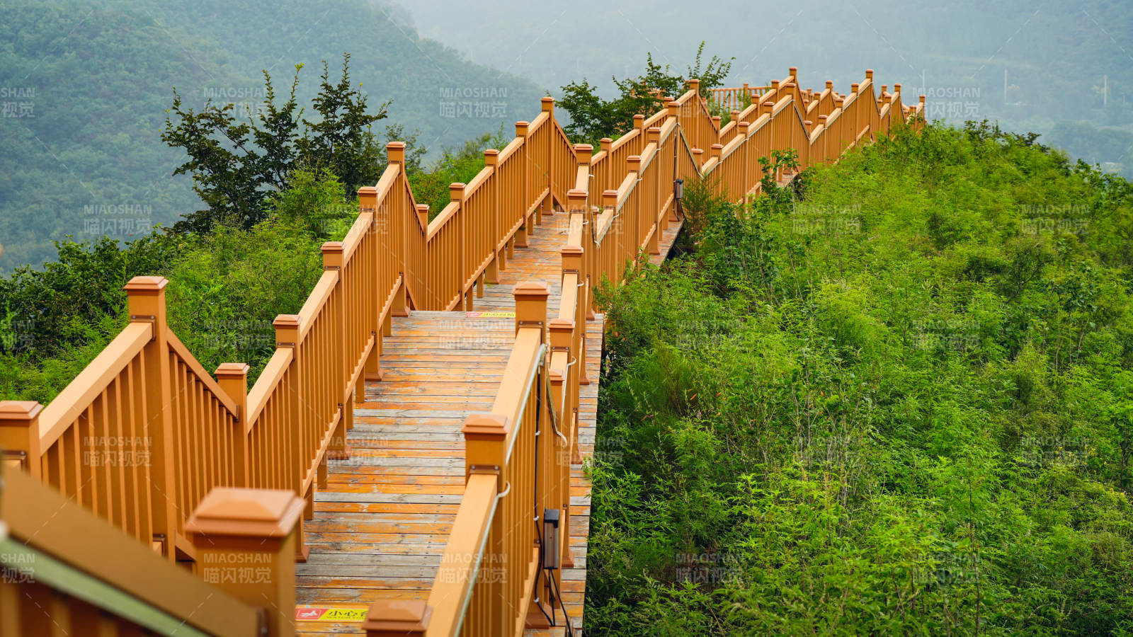 北京溜石港村山间木栈道 绿意盎然图片