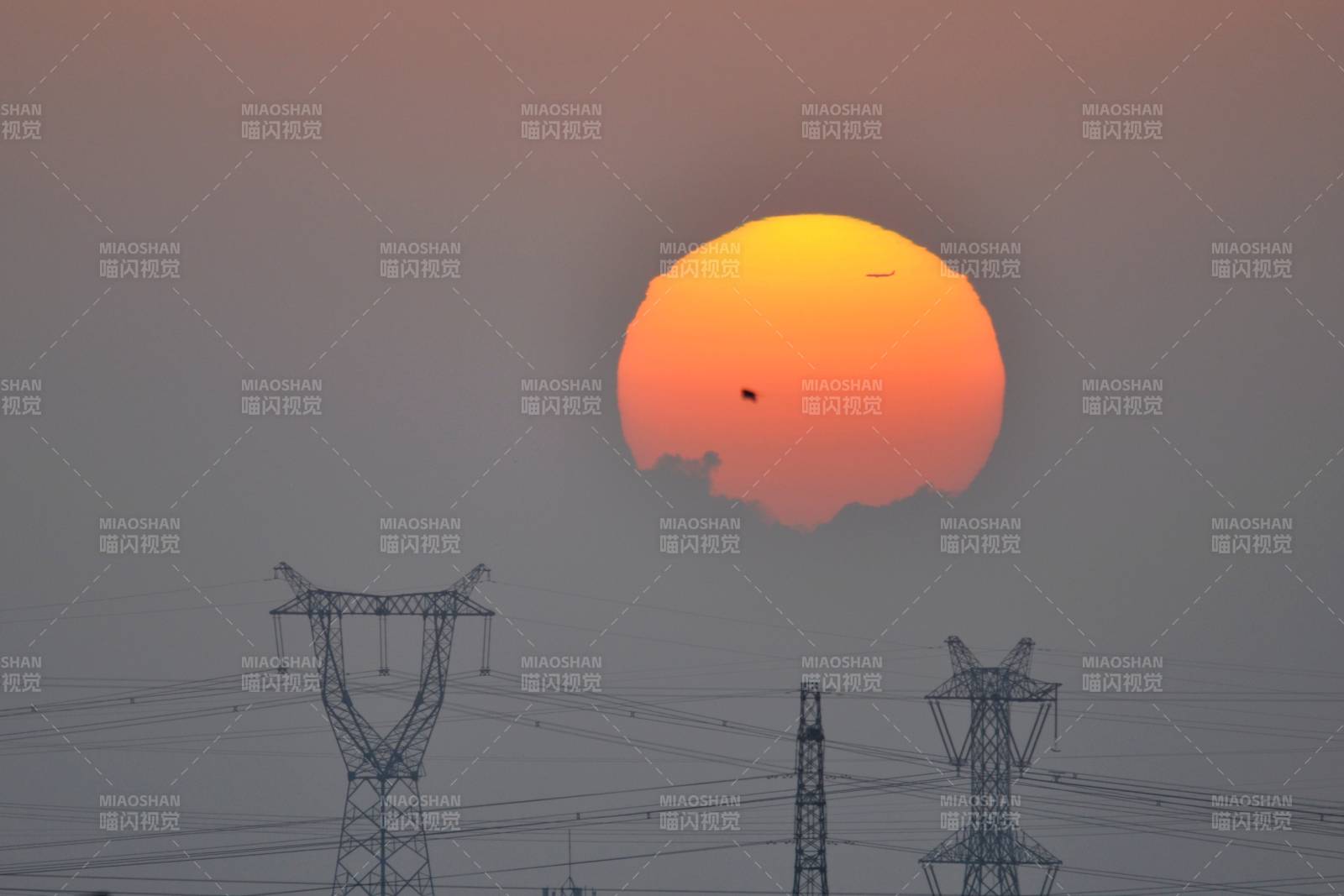 夕阳下的电力塔影图片