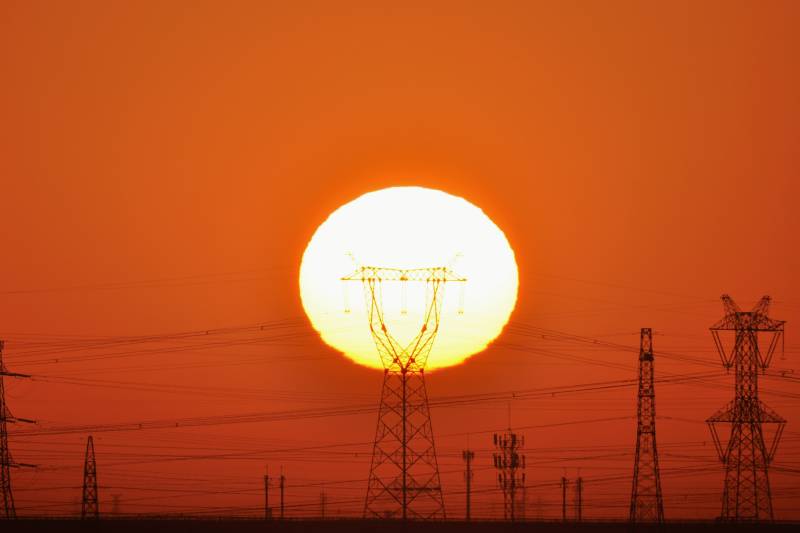 夕阳下的电力塔影图片