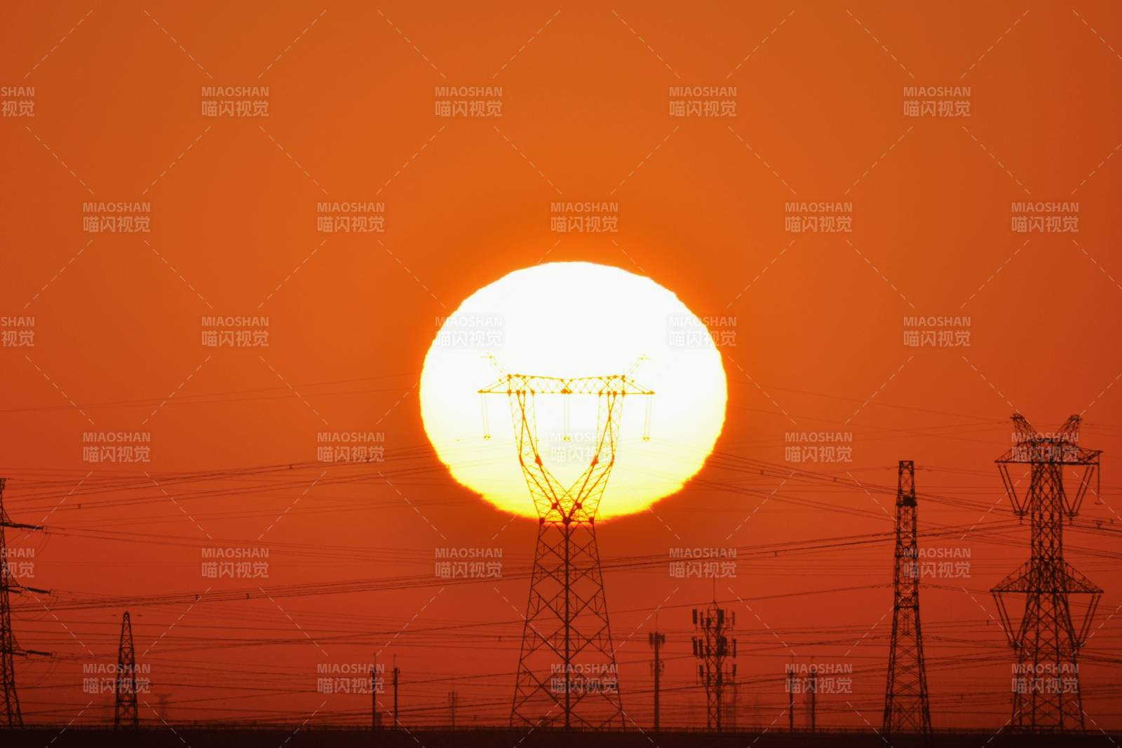 夕阳下的电力塔影图片