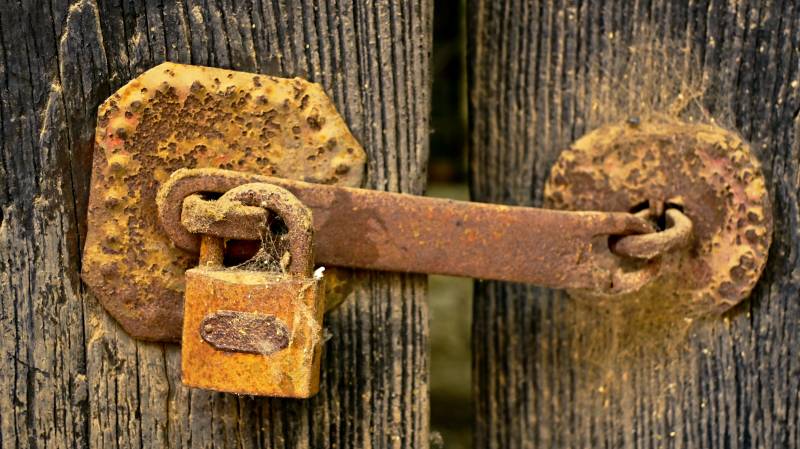 农村老宅锈迹斑斑的旧门锁图片