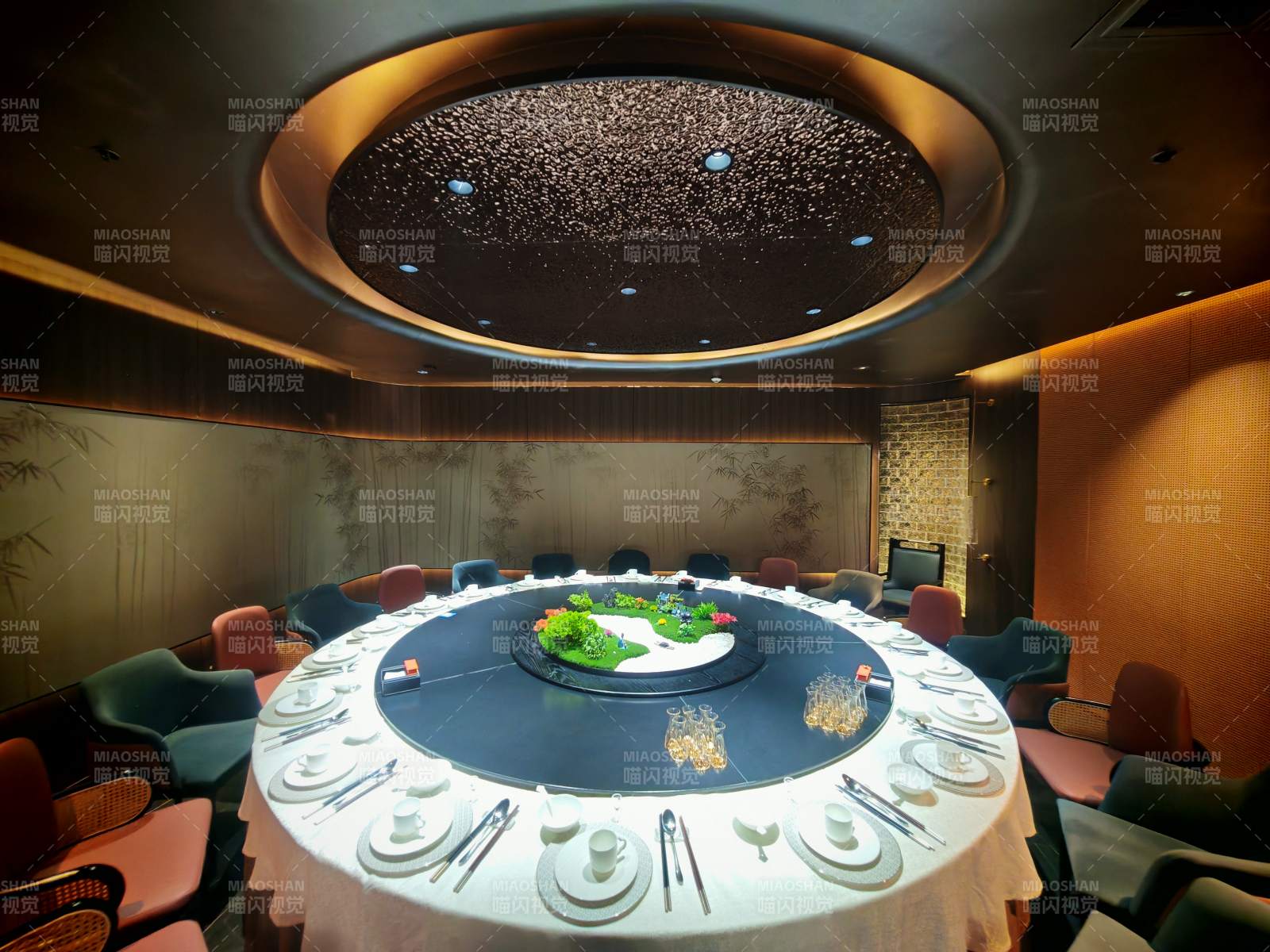 豪华餐厅圆形餐桌布置图片