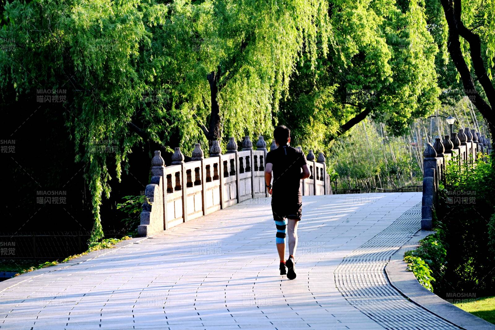 公园晨跑人影图片