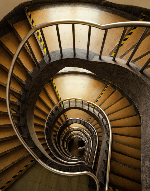 螺旋楼梯的深渊图片