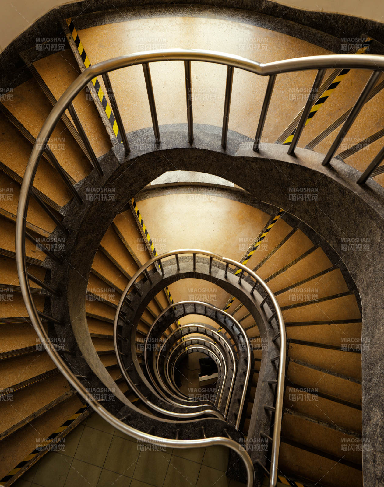 螺旋楼梯的深渊图片