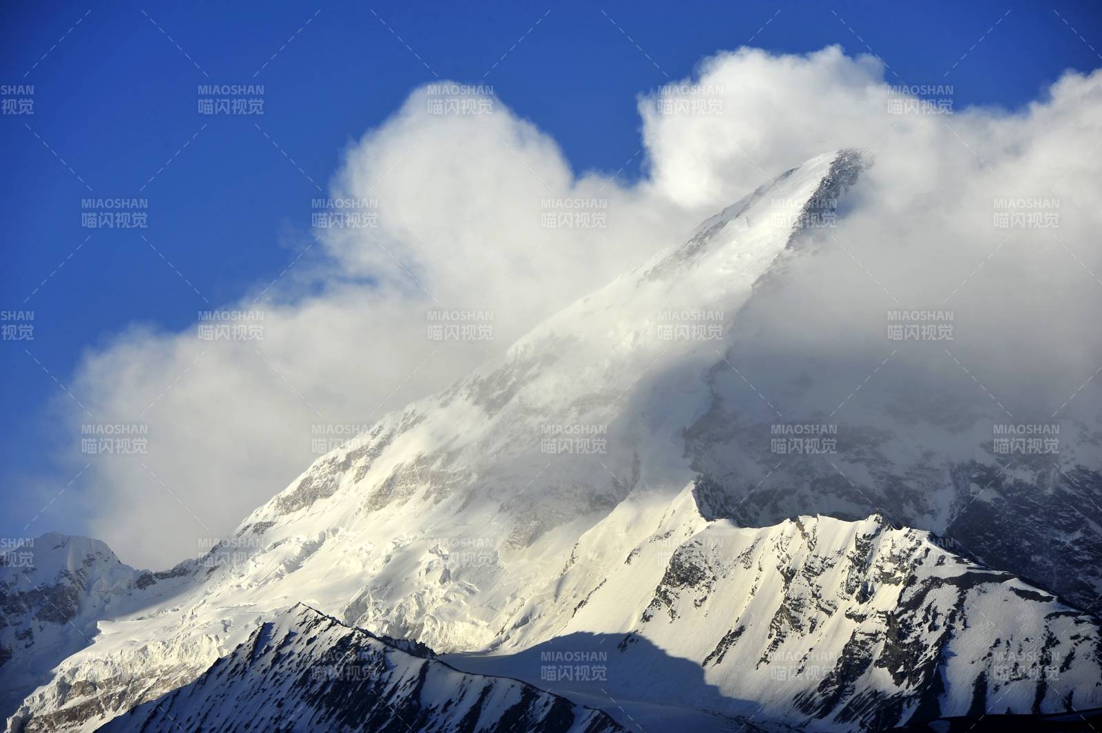 新疆慕士塔格冰川雪峰云海图片