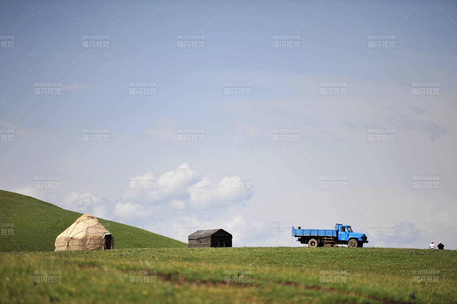 新疆喀拉峻草原上的蓝色卡车图片