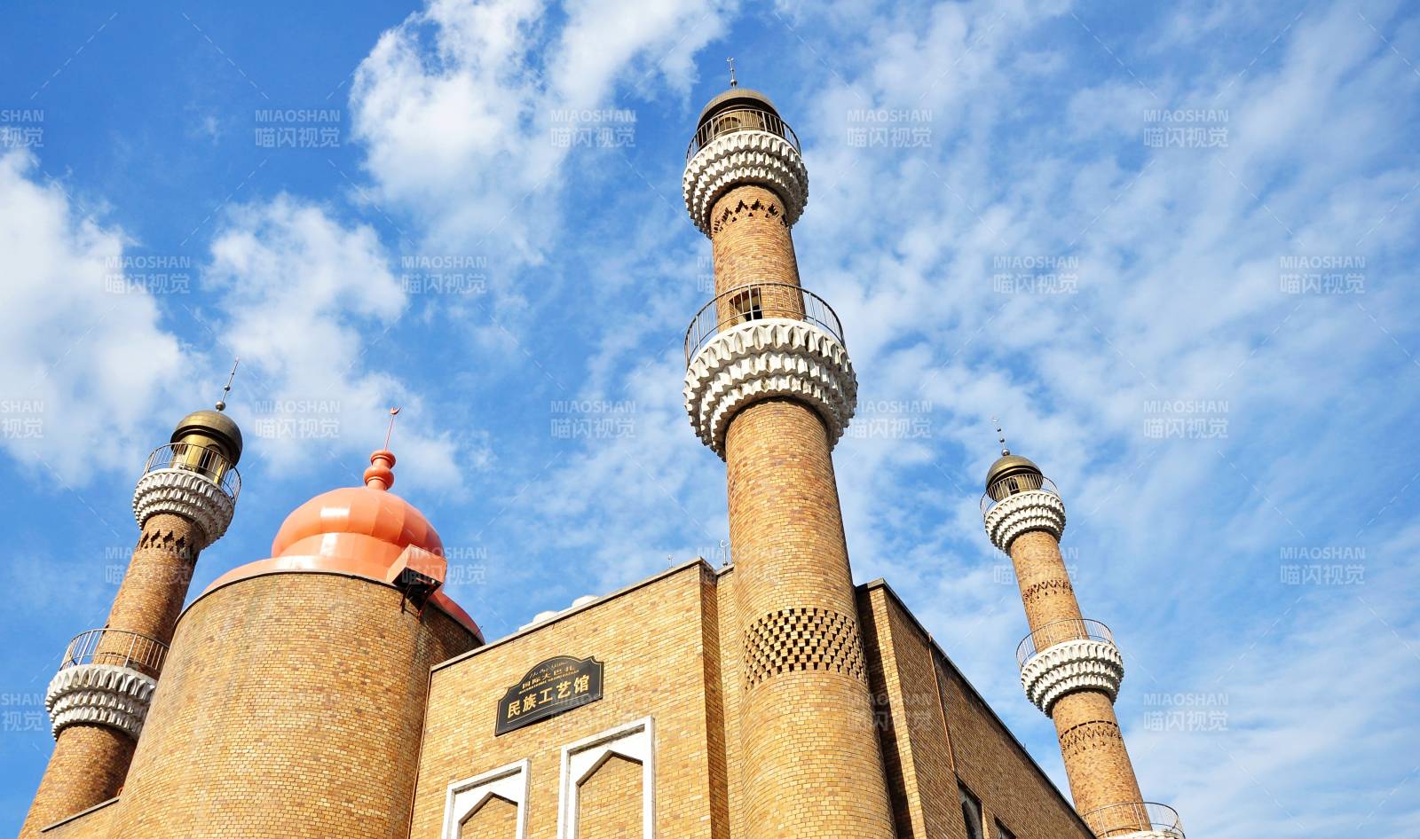 新疆乌鲁木齐大巴扎清真寺穹顶与宣礼塔图片