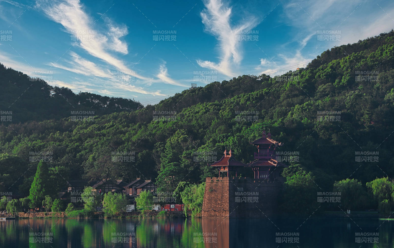 武汉东湖湖畔古塔映青山图片