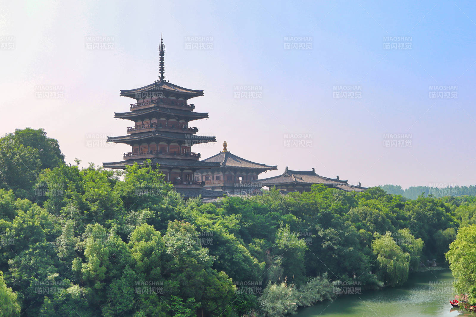 襄阳唐城古塔绿树映湖光图片