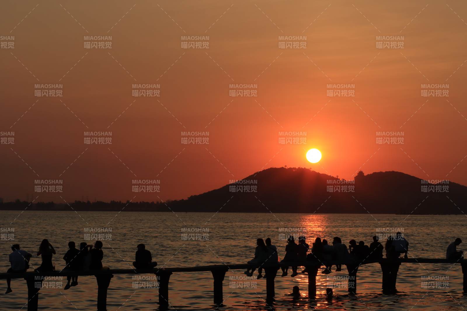 夕阳下的湖畔剪影图片