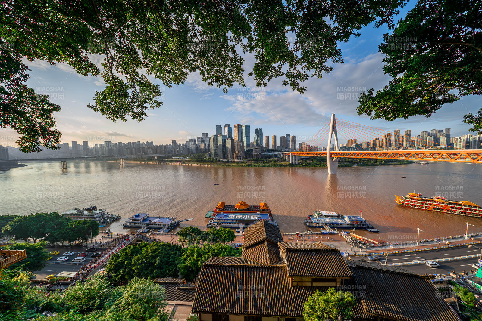 重庆洪崖洞江畔城市风光图片