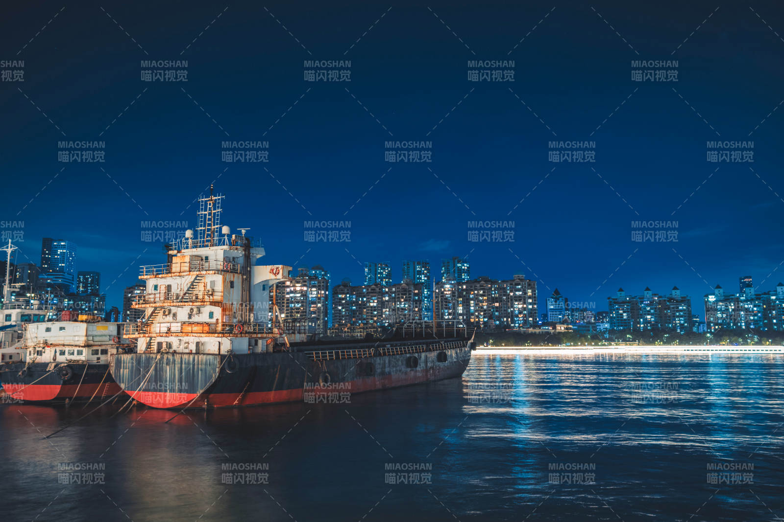 夜幕下的港口与城市灯火图片