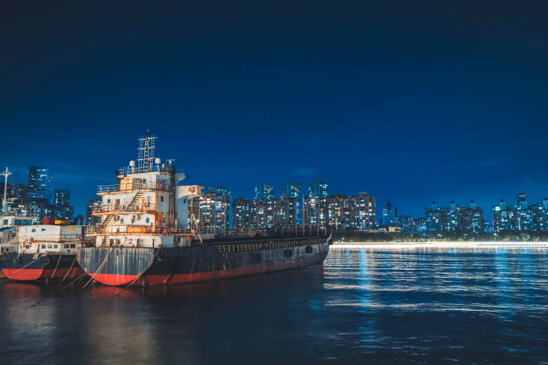 夜幕下的港口与城市灯火图片