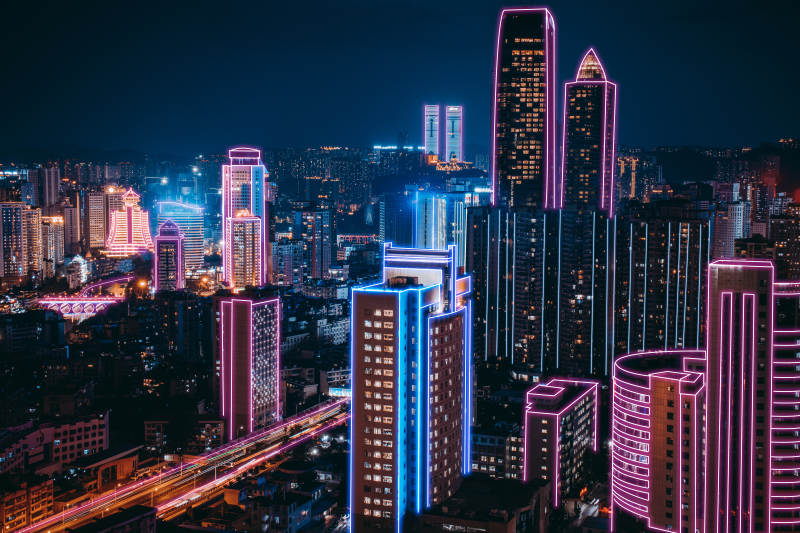 霓虹璀璨的城市夜景图片