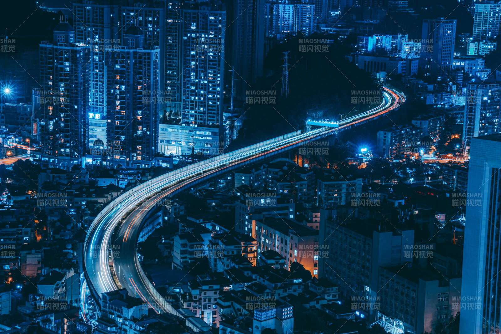 夜幕下的城市光影流线图片