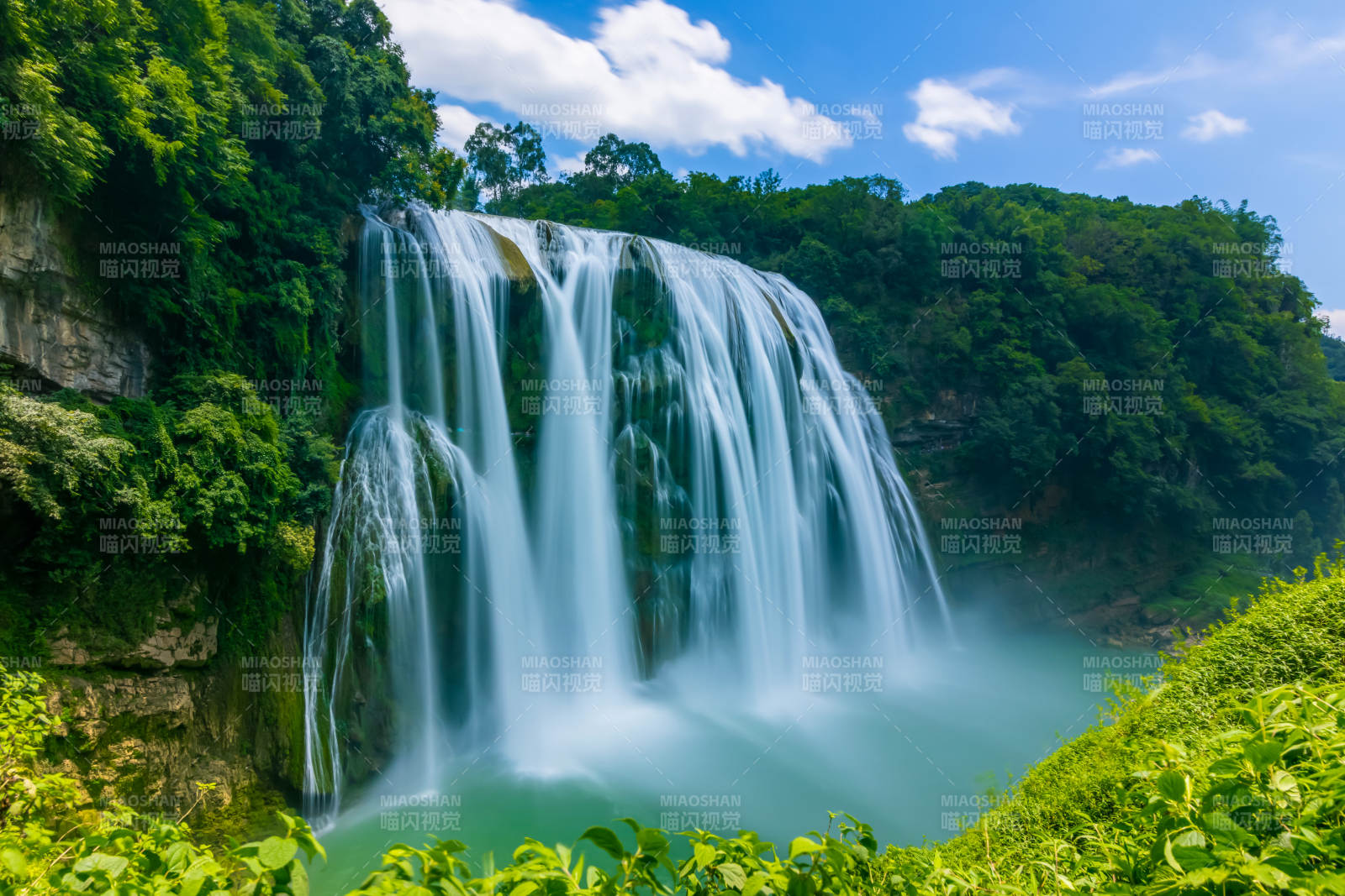 瀑布飞流 绿意盎然图片