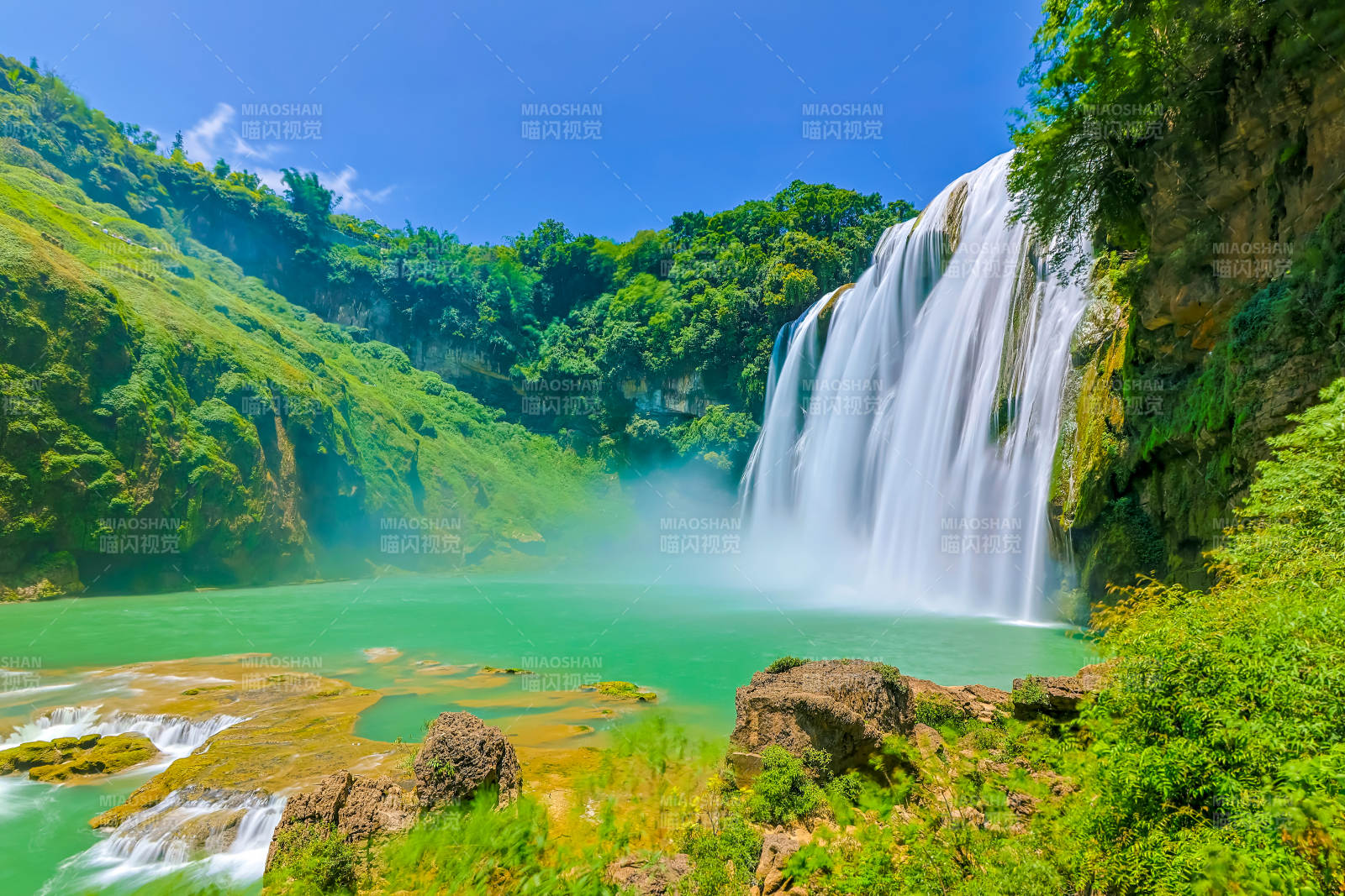碧水飞瀑映青山图片