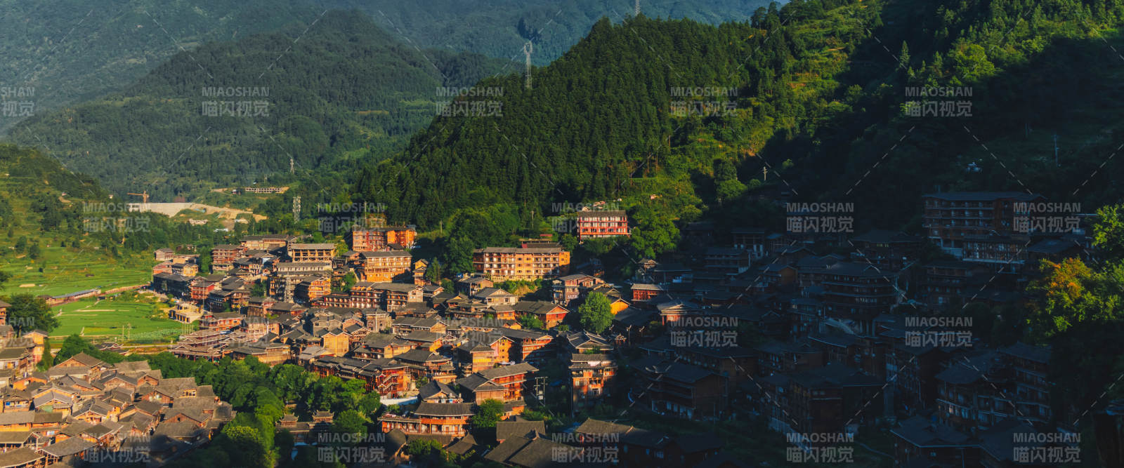 山间古村落 晨曦映照中图片