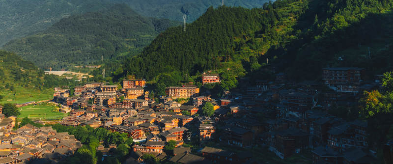 山间古村落 晨曦映照中图片