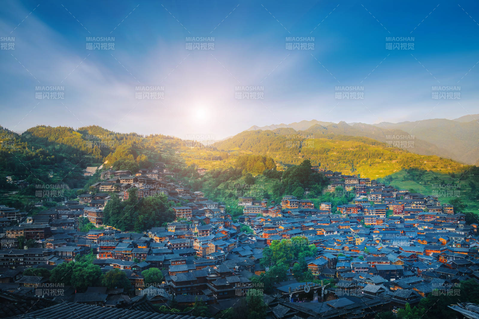 晨曦中的古村落风光图片