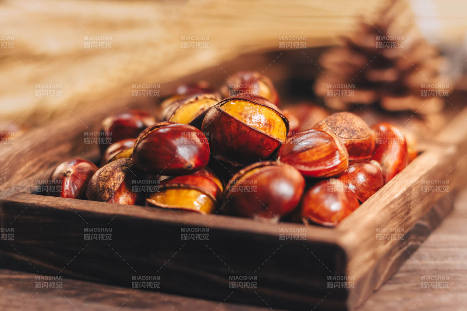 秋日烤板栗木盒静物图图片