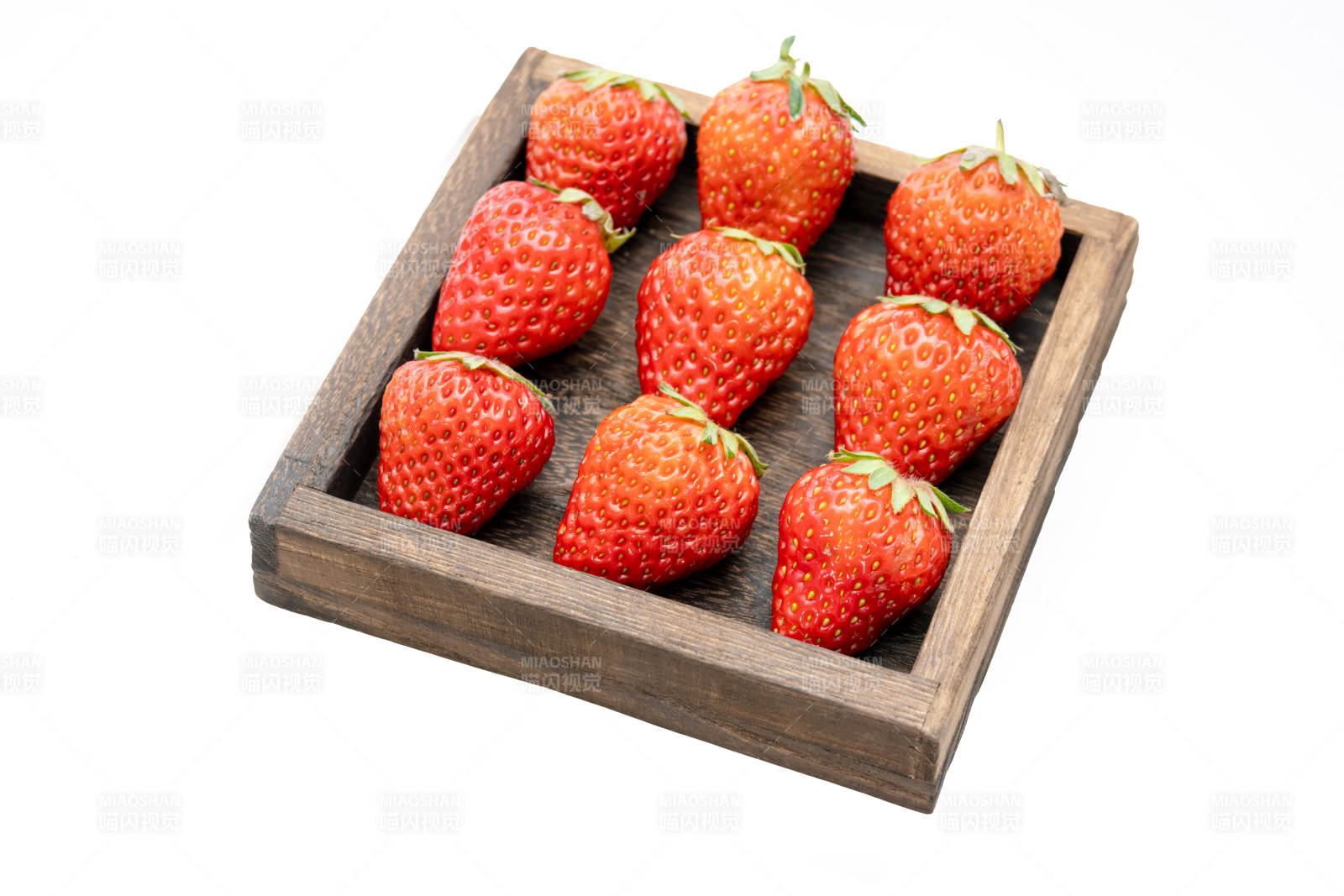 木盘鲜红草莓图片