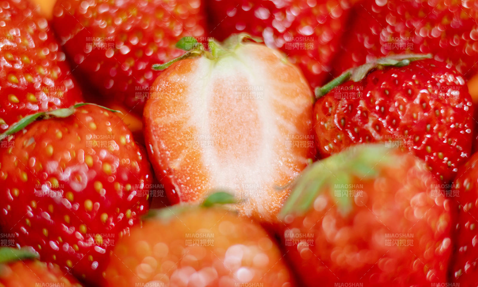 鲜红草莓特写图片